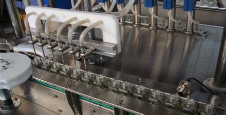 全自動(dòng)液體灌裝機(jī)在車間的生產(chǎn)狀態(tài)