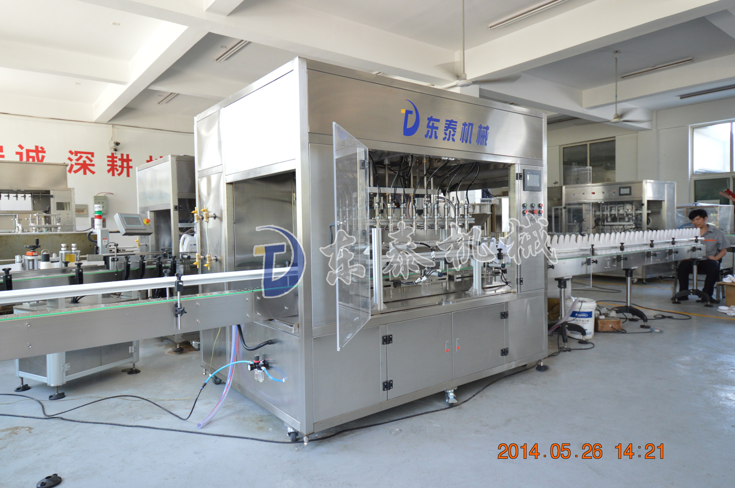 12頭柱塞液體灌裝機側(cè)面展示